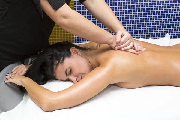 Ung flicka gör en massage — Stockfoto