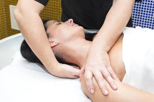 Jong meisje doet een massage — Stockfoto