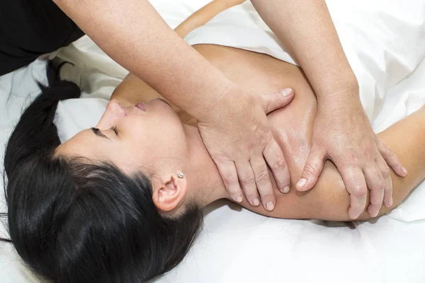 Menina fazendo uma massagem — Fotografia de Stock