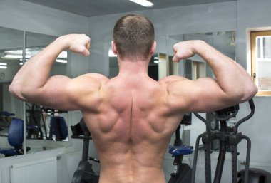 içinde vücut geliştirme yapan adam