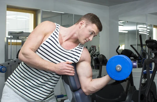 Homme engagé dans la musculation — Photo