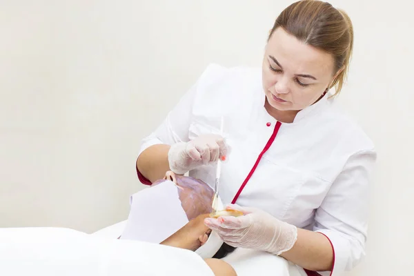 Proceso de masaje y tratamientos faciales —  Fotos de Stock