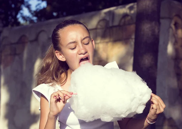 Chica comiendo algodón de azúcar —  Fotos de Stock