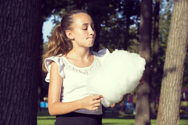 Menina comendo algodão doce — Fotografia de Stock