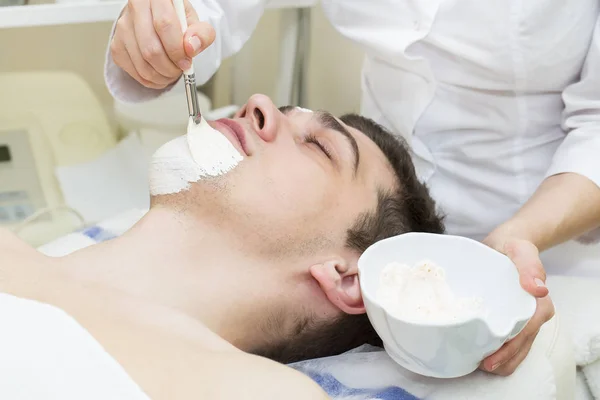 Homem na máscara cosmeti — Fotografia de Stock