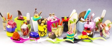 Tatlılar ve yemek salam sebze plastik bardak ile Mini kanepeler