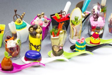 Tatlılar ve yemek salam sebze plastik bardak ile Mini kanepeler