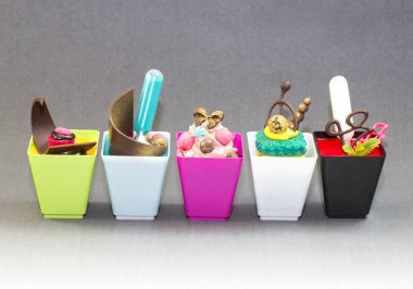 Tatlılar ve yemek salam sebze plastik bardak ile Mini kanepeler