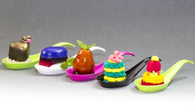 Tatlılar ve yemek salam sebze plastik bardak ile Mini kanepeler