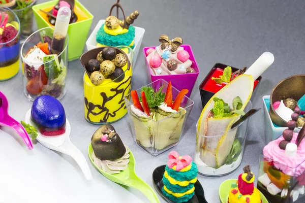 Mini-Canapes mit Desserts — Stockfoto