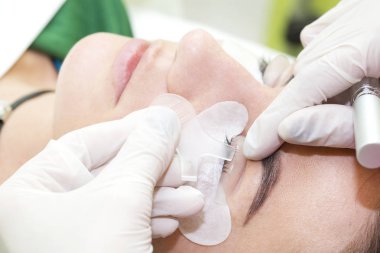 Kadın kirpik uzantıları için yordam