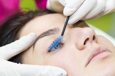 Kadın kirpik uzantıları için yordam