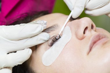 Kadın kirpik uzantıları için yordam