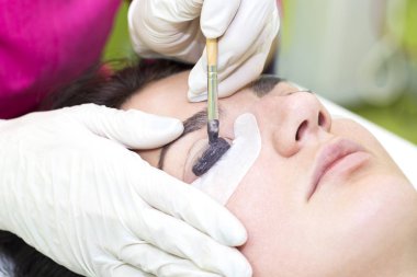 Kadın kirpik uzantıları için yordam