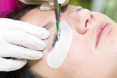 Kadın kirpik uzantıları için yordam