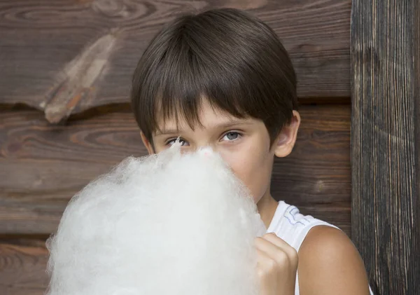 Kids eating cotton candy — Stock Photo, Image