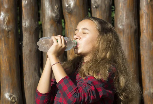 Girl drinks wate — Stock Photo, Image