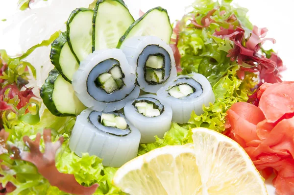 Sashimi cozinha japonesa com legumes e peixe — Fotografia de Stock