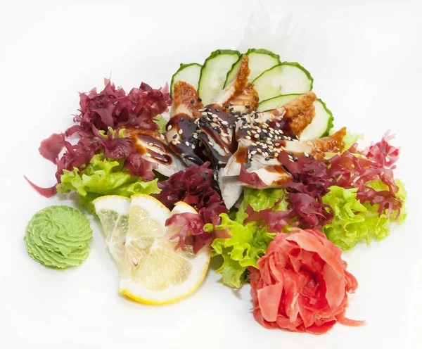 Sashimi cozinha japonesa com legumes e peixe — Fotografia de Stock