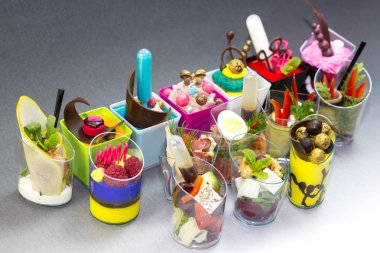 Mini Tatlılar ve et kanepeler sebze