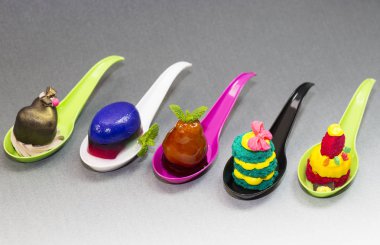 Plastik kaşık moleküler mutfak tatlılar