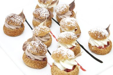 vanilyalı dondurma ile profiterol