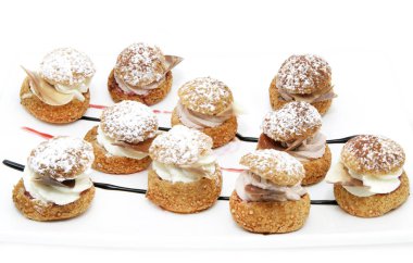 vanilyalı dondurma ile profiterol