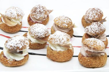 vanilyalı dondurma ile profiterol