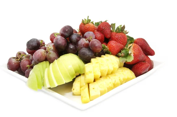 Большая тарелка нарезанных фруктов — стоковое фото