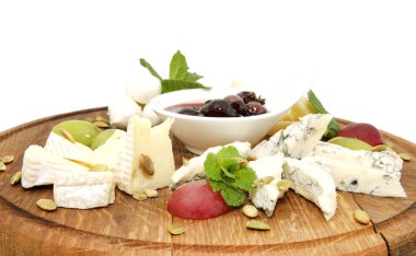 Peynir tabağı ile birkaç çeşit peynir