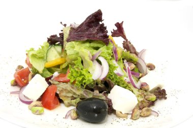 bir tablodaki Yunan salatası