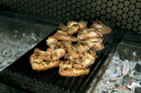 Hühnerflügel kochen — Stockfoto