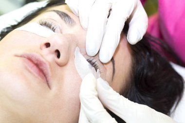 Kadın kirpik uzantıları için yordam