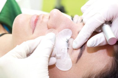 Kadın kirpik uzantıları için yordam