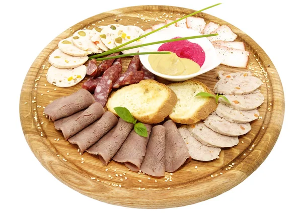 Тарелка с колбасой и беконом — стоковое фото