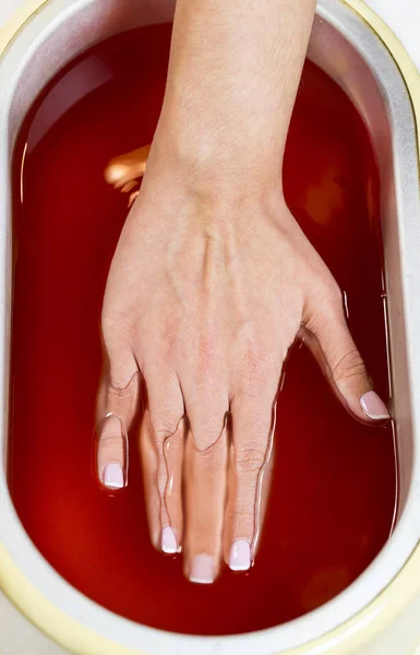 Processen paraffinbehandling av kvinnliga händer — Stockfoto