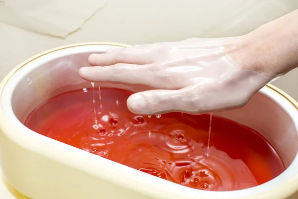 Prozess der Paraffinbehandlung weiblicher Hände — Stockfoto