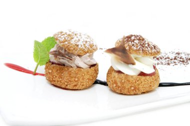 vanilyalı dondurma ile profiterol