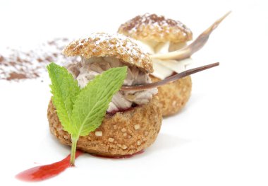 vanilyalı dondurma ile profiterol