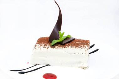 Beyaz tabakta kremalı pasta parçası