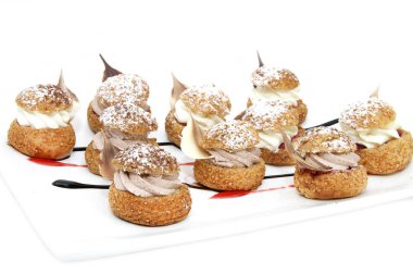 vanilyalı dondurma ile profiterol