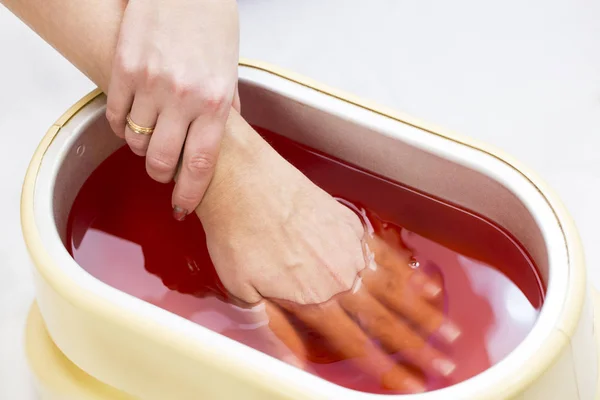 Proceso de tratamiento de parafina de las manos femeninas — Foto de Stock
