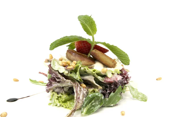 Salat und Gänseleberbraten wird mit Grünzeug dekoriert — Stockfoto