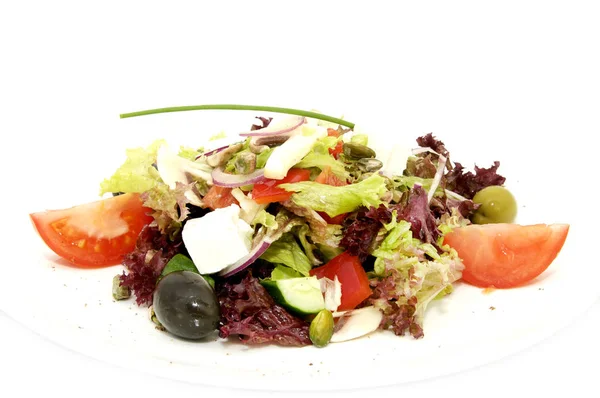 Griechischer Salat auf einem Tisch — Stockfoto