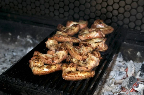 烹饪烤的鸡翅膀 — 图库照片