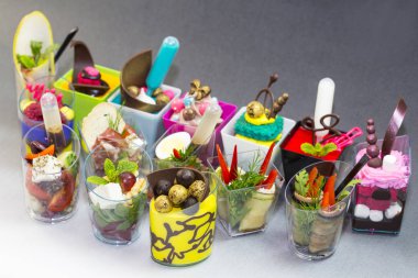 Mini Tatlılar ve et kanepeler sebze 