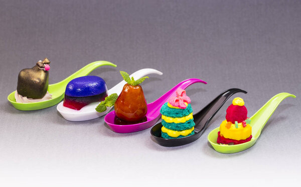 Мини-десерты и мясные канапе овощи
 