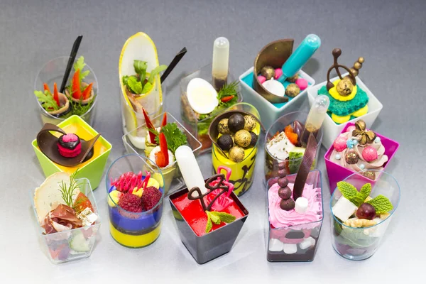 Mini desserts en vlees canapeetjes plantaardige — Stockfoto