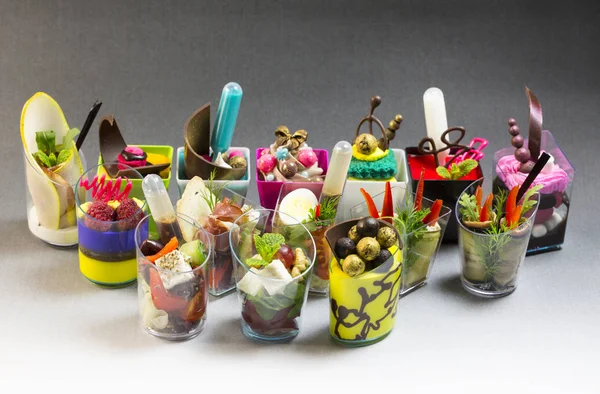 Mini Tatlılar ve et kanepeler sebze 