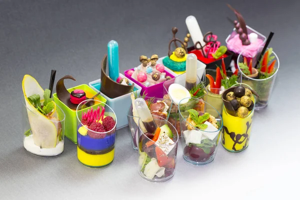 Mini Tatlılar ve et kanepeler sebze 